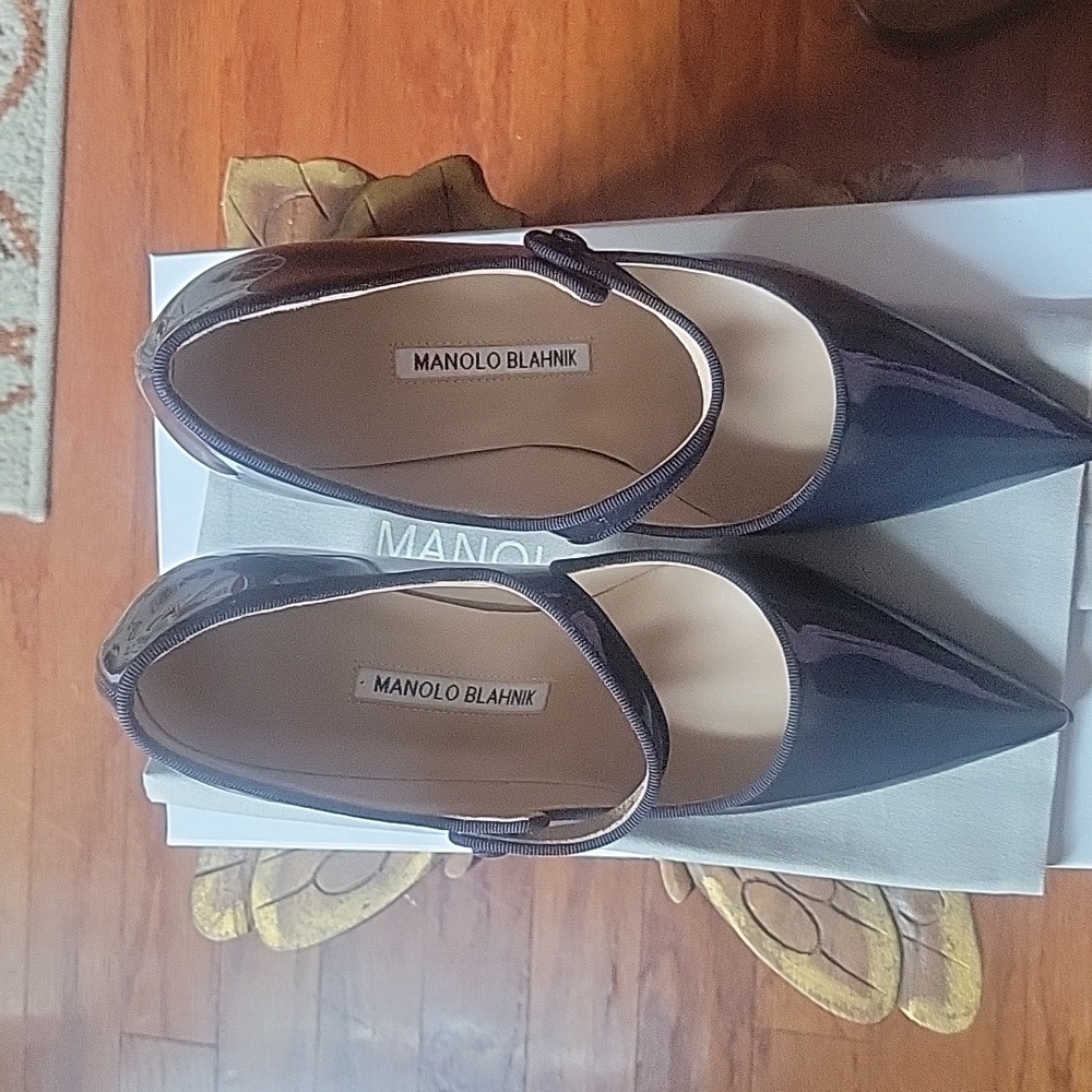 Unworn, Manolo Blahnik Patent Navy Blue Mary Jane Heels Size EU38. - Picture 10 of 10
